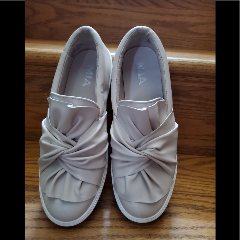 Mia Bow Leather Sneaker Size 6.5